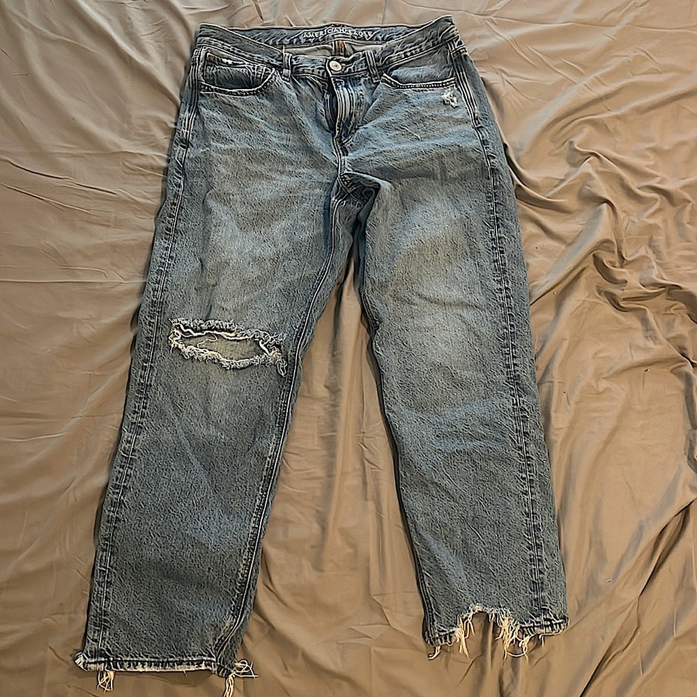 They are American Eagle, women’s size 8, regular length, 90s straight legged